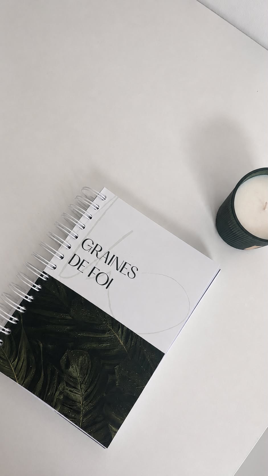 Planner Graines de Foi posé avec une bougie